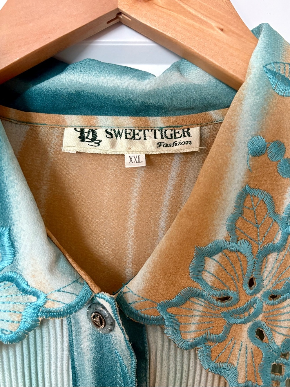 Vintage Sweet Tiger pleated Fashion Blouse. - Picture 3 of 10